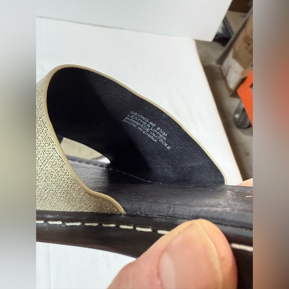 DONALD J. PLINER Beige with Gold toe ring sandals size 8.5 - Picture 2 of 8